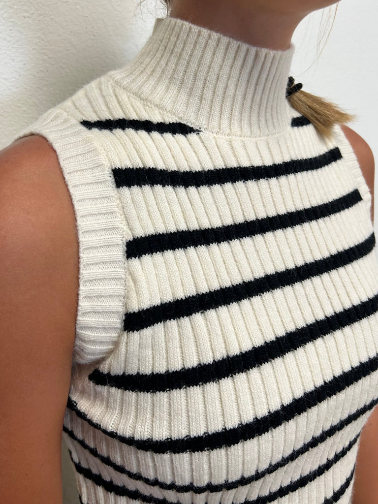 Kim entro Mock Neck Striped Sleeveless Sweater